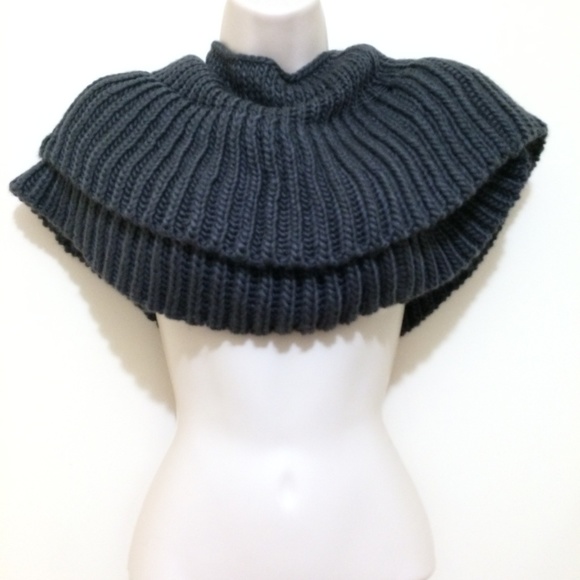 VT Luxe Chunky Convertible Loop Scarf Vest Gray - Picture 2 of 7